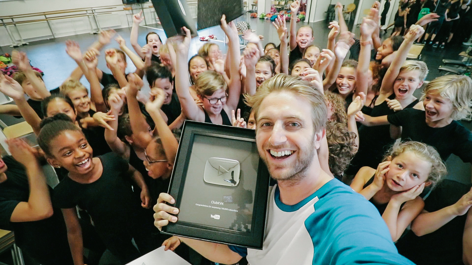 PLAY BUTTON Kinderen voor Kinderen.00_06_42_19.Still004-3