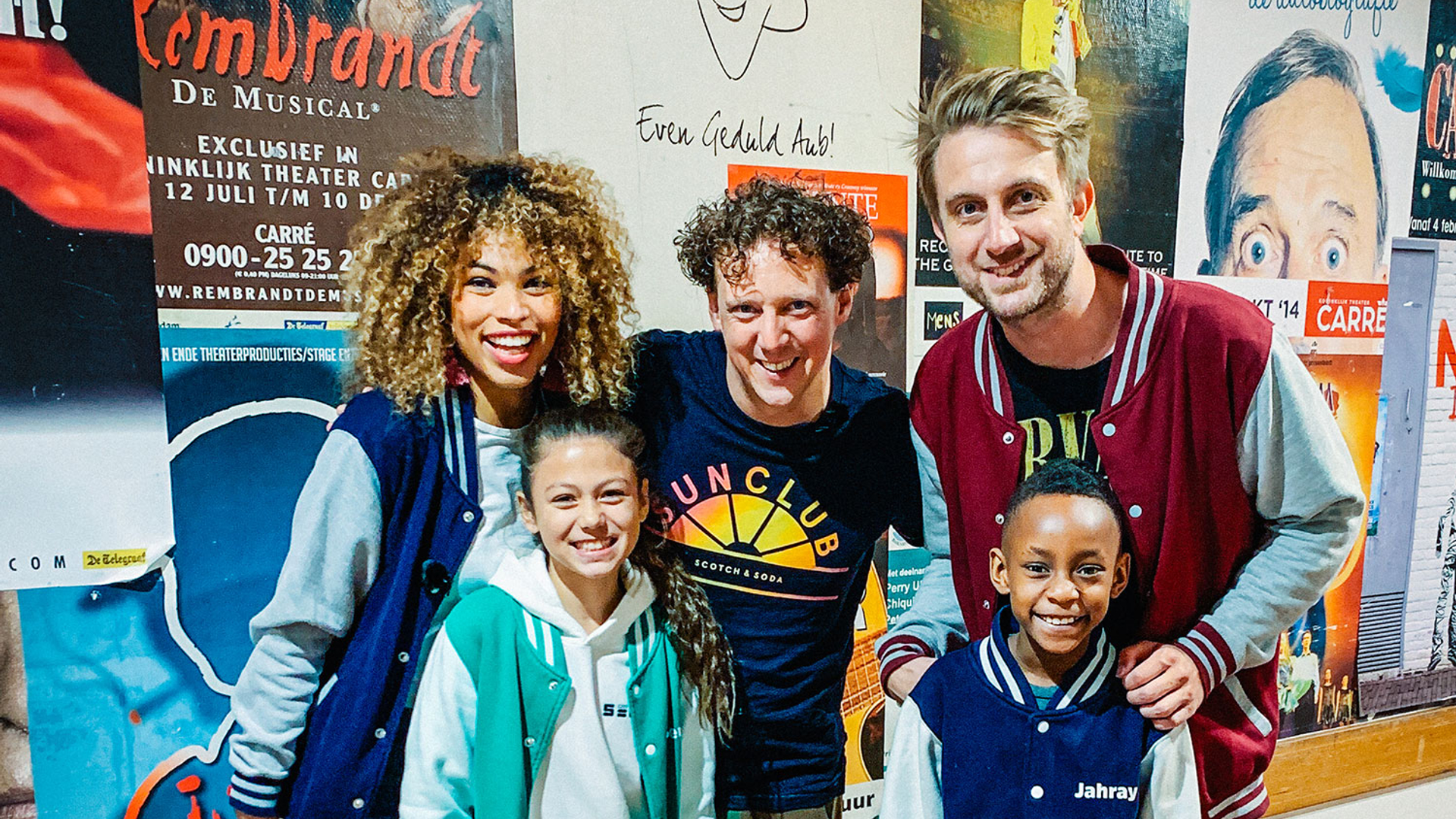 Jochem-Myjer-met-Anne,-Bram,-Jahray-en-Senna-in-Carre_s